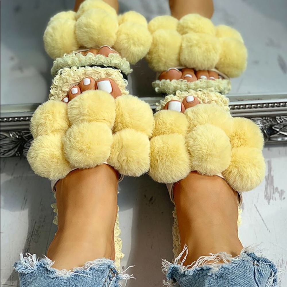 Sandals 💛 - Picture 2 of 3